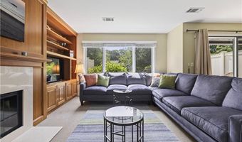 2 Martingale Ln, Narragansett, RI 02882