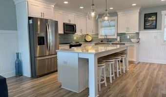 102 W Dobbs St, Atlantic Beach, NC 28512