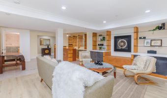 9715 SINGLETON Dr, Bethesda, MD 20817