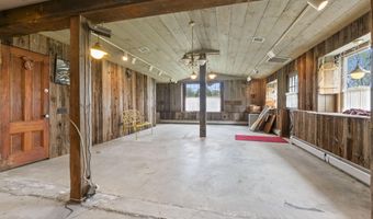 14 Lakeshore Dr, Belgrade, ME 04918