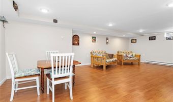 67 Linden St, Middletown, RI 02842