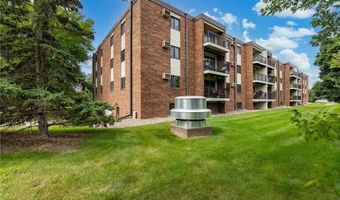 4 Pine Tree Dr 233, Arden Hills, MN 55112