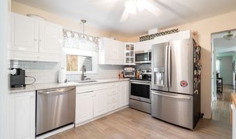 2 Greenview Rd, Brookfield, CT 06804
