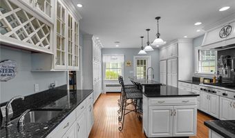 60 Ayrault St, Newport, RI 02840