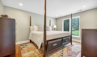 924 Forest Lake Ct, Ballwin, MO 63021