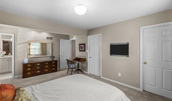 647 Waterford Ridge Dr, Ballwin, MO 63021