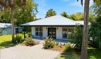 165 10th St, Apalachicola, FL 32320