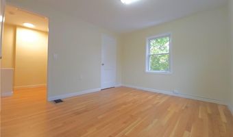 1 Shangri-La Ln, Middletown, RI 02842