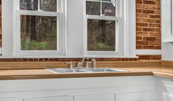 22 Parker St, Bangor, ME 04401