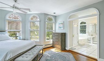 247 Oaklawn Ave, Cranston, RI 02920
