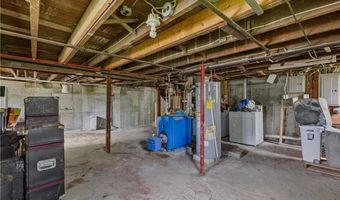 82 Van Zandt Ave, Newport, RI 02840