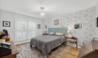 800 Whispering Village Cir, Ballwin, MO 63021