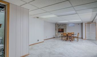 104 Lakewood Dr, Antioch, IL 60002