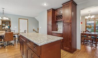 2012 Country Cove Ln, Altoona, IA 50009