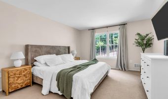 212 Wellington Pl, Aberdeen, NJ 07747
