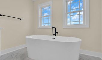 2 Potters Ct, Bayville, NJ 08721