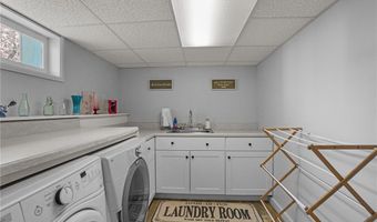 60 Ayrault St, Newport, RI 02840