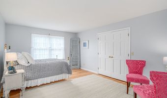 20 Laura Dr, Danbury, CT 06811