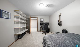 2908 N Oak Rd, Brandon, SD 57005