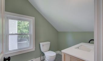 556 E Main Rd, Middletown, RI 02842