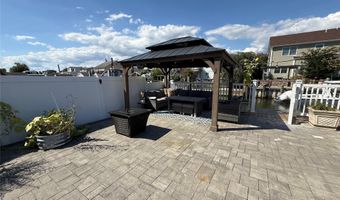 3 Desoto Rd, Amity Harbor, NY 11701