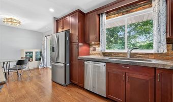 124 Vlasis Dr, Ballwin, MO 63011