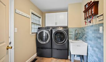 2 Independence Dr, Aberdeen, NJ 07747