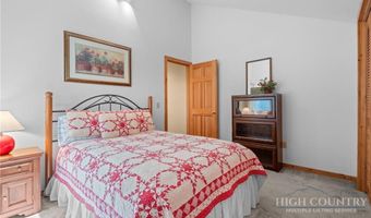 221 White Oak Trl, Banner Elk, NC 28604
