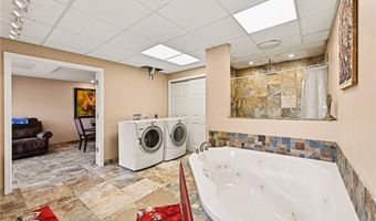 17251 Hollingsworth Rd, Basehor, KS 66007