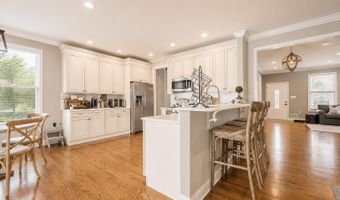 71 Compton St, Belford, NJ 07718