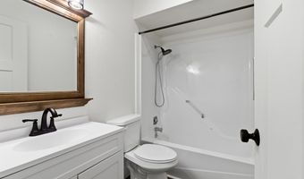 427 N Harrison Ave, Aurora, MO 65605