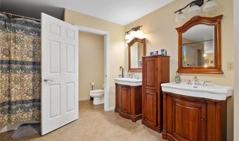 15811 Jedberg Ln, Ballwin, MO 63021