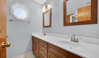 909 Idaho Ave, Ames, IA 50014