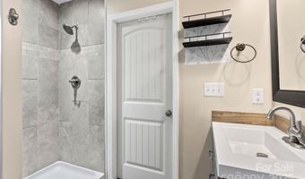 24 Ian River Dr, Asheville, NC 28806