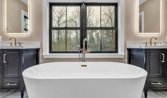 690 Club Dr W, Aurora, OH 44202