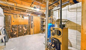 98 Iroquois Rd, Cumberland, RI 02864