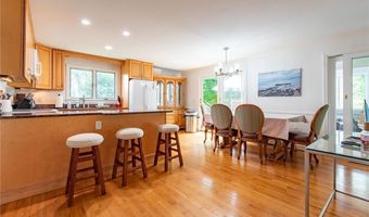 10 Cross Rd, Narragansett, RI 02882