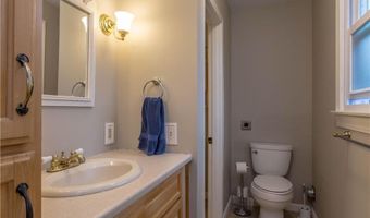 25 Algonquin Dr, Middletown, RI 02842