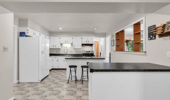 2 Oakmont Ct, Beech Grove, IN 46107