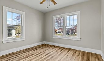 110 W Locust St, Aurora, MO 65605