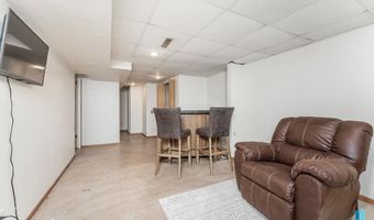 2105 E Sylvan Cir, Brandon, SD 57005