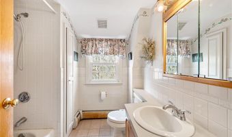 32 Tanglewood Trl, Narragansett, RI 02882