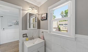 11 Freeman Rd, Albany, NY 12208