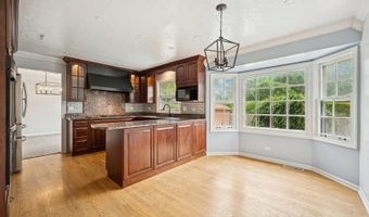2425 N Drury Ln, Arlington Heights, IL 60004