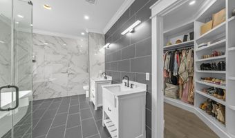 129 Magnolia Ln, Middletown, NJ 07748