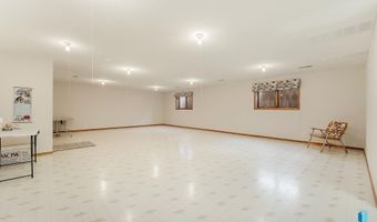 412 E Meadowlark Cir, Brandon, SD 57005