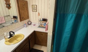 415 10th St W, Bottineau, ND 58318