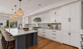 6 Sharon Ct, Newport, RI 02840