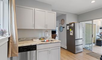 81 Main St, Raymond, NH 03077