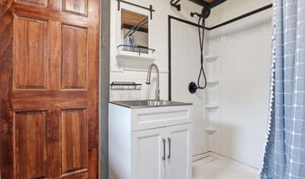 103 W KING St, Abbottstown, PA 17301